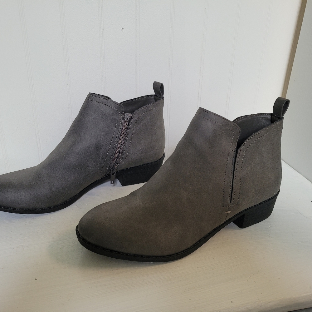 NEW - Grey Sz 7 booties
